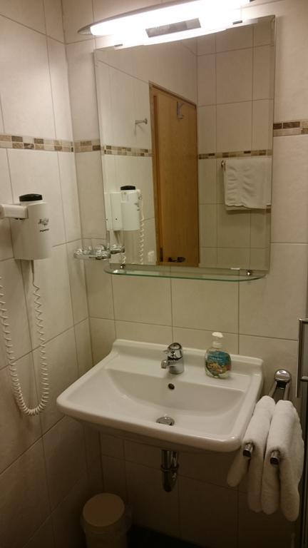 Hotel Am Wald Ottobrunn Bagian luar foto