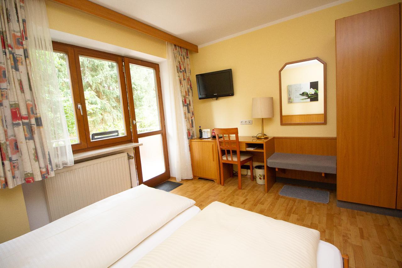 Hotel Am Wald Ottobrunn Bagian luar foto