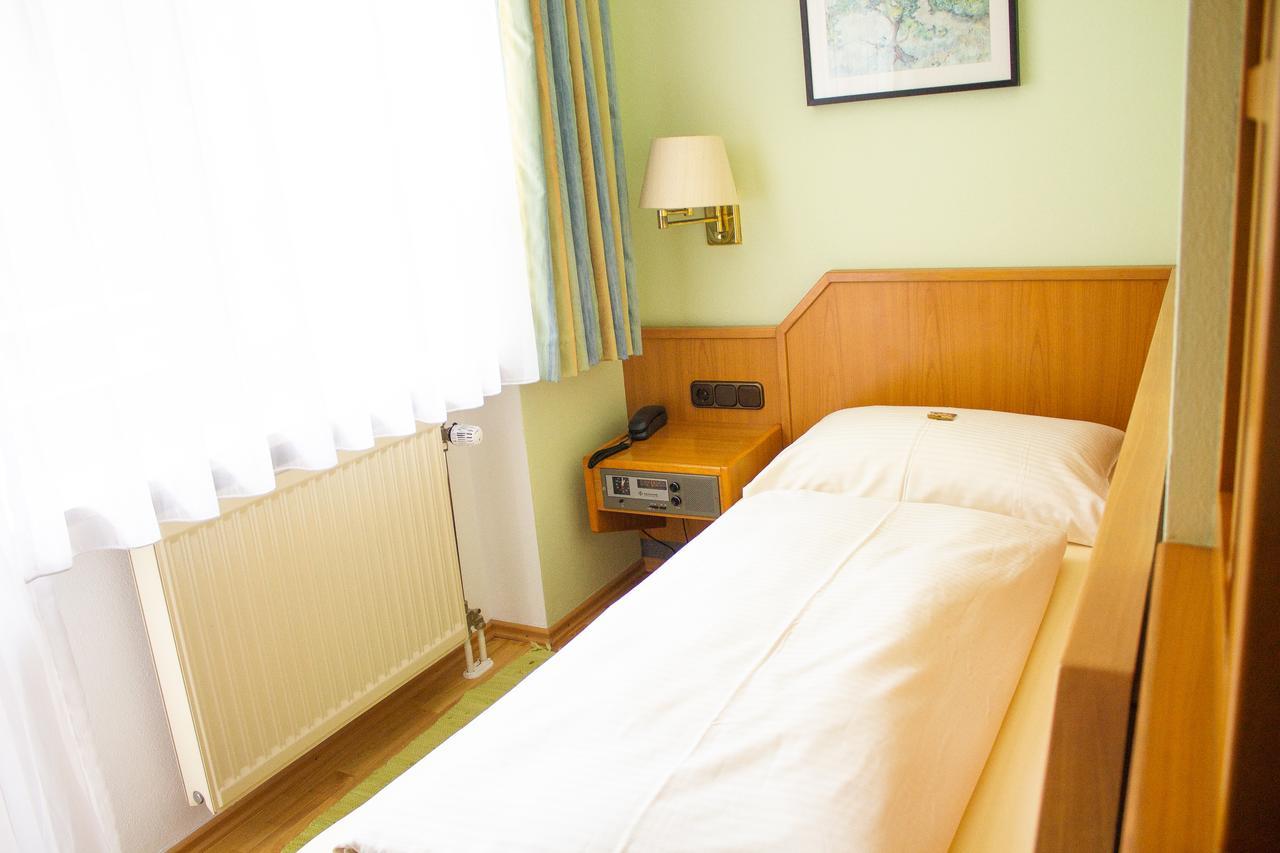 Hotel Am Wald Ottobrunn Bagian luar foto